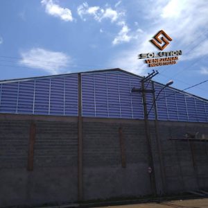 Veneziana Industrial Solução PVC Veneziana Industrial Solução PVC instalada em galpão industrial, oferecendo ventilação permanente, resistência à umidade e longa durabilidade com baixa manutenção