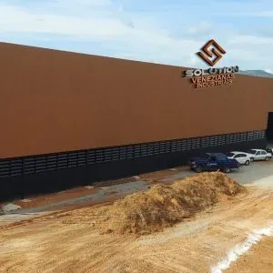Diferenciais da Veneziana Industrial Galvanizada da Solution no Mercado Nacional Veneziana Industrial Galvanizada com alta durabilidade e resistência para ambientes industriais