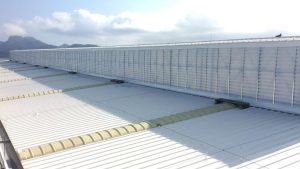 Veneziana Industrial PVC instalada em um galpão, proporcionando ventilação eficiente e conforto térmico. Ideal para ambientes industriais, com alta durabilidade e resistência a intempéries.