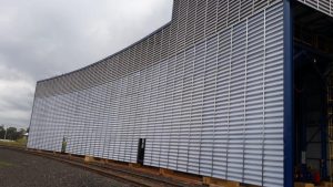 Fabricante Venezianas Industriais Solution instaladas em um galpão, proporcionando ventilação natural e eficiência energética.