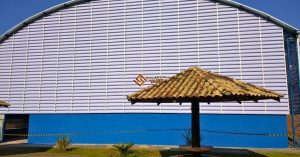 Conheça as principais soluções em veneziana industrial para galpões e indústrias e veja como elas podem melhorar a ventilação, reduzir o calor, renovar o ar e economizar energia.