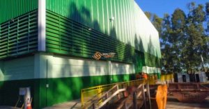 Venezianas industriais de policarbonato instaladas em um galpão, proporcionando ventilação natural e eficiência energética, com destaque para sua durabilidade e design moderno.