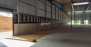 Veneziana fachada de galpão industrial indicada para melhorar a ventilação e a circulação de ar em ambientes amplos. Produção sob medida conforme o vão, com solução de fechamento ventilado para obras novas e substituições.