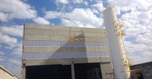 Janela industrial sob medida, indicada para galpões, fábricas e depósitos, com foco em resistência e ventilação.