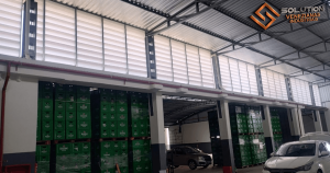 Veneziana Industrial Luz no Ambiente com ventilação e claridade natural