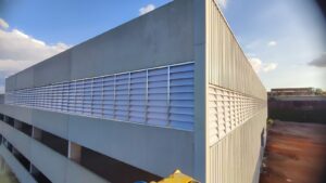 Venezianas industriais instaladas em fachada de galpão em Louveira na OPUSPAC, com estrutura em aço galvanizado.