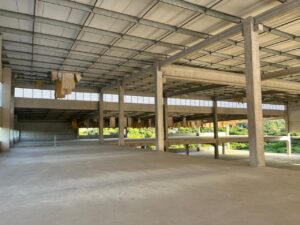 Detalhe das aletas em policarbonato alveolar branco 3 mm em veneziana industrial instalada pela Solution na OPUSPAC.