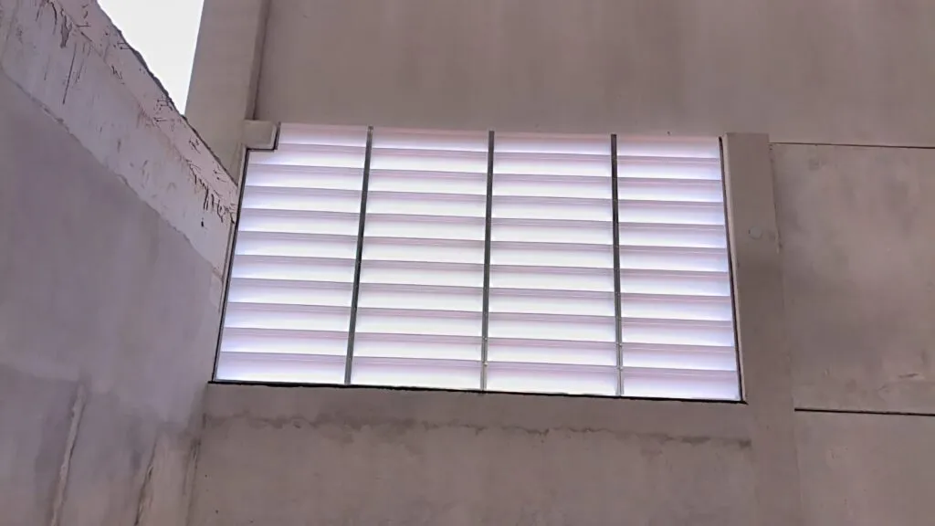 🛡️ Estrutura em Aço Galvanizado: Máxima resistência mecânica e durabilidade contra corrosão.💡 Aletas em Policarbonato Alveolar Branco (3mm): O equilíbrio perfeito entre a passagem de luz e o isolamento térmico, eliminando sombras e calor excessivo no interior da fábrica.