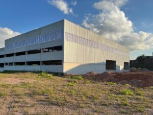 Especificações Técnicas da Obra:Área Total: 500 m² de fechamento lateral. Estrutura: Requadros em aço galvanizado a fogo, garantindo rigidez e longevidade. Aletas: Policarbonato Alveolar Branco Leitoso de 3 mm com proteção UV, material que oferece excelente difusão de luz e resistência a impactos. Benefícios Gerados: Redução da carga térmica interna através de ventilação permanente por convecção e eliminação da necessidade de iluminação artificial durante o período diurno, resultando em conformidade com normas de sustentabilidade e economia operacional.