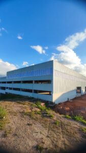 Close-up nas aletas de policarbonato alveolar de 3mm. A foto mostra a textura das alvéolas internas que ajudam no isolamento térmico e a cor branca leitosa que filtra a luz solar na OPUSPAC.