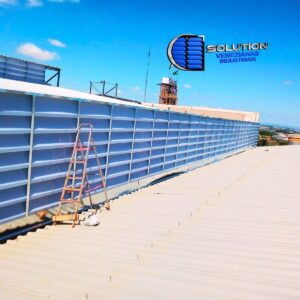 Ao utilizar o Policarbonato Branco, garantimos uma transmissão luminosa controlada, evitando o ganho excessivo de calor por radiação infravermelha (comum em materiais incolores) e eliminando o ofuscamento dos operadores no piso de fábrica. A estrutura alveolar ou compacta do policarbonato oferece alta resistência a intempéries e granizo, além de possuir tratamento contra raios UV em ambas as faces, prolongando a vida útil do sistema de cobertura.