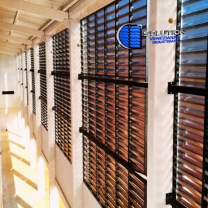 O pigmento fumê atua como um filtro solar seletivo, reduzindo o índice de transparência em comparação ao policarbonato cristal, o que resulta em um ambiente interno com menor carga térmica radiante e ausência de reflexos incômodos.A estrutura alveolar do material — composta por múltiplas paredes internas — cria camadas de ar que atuam como excelentes isolantes térmicos e acústicos. Além da performance física, o acabamento fumê oferece uma integração arquitetônica superior em fachadas modernas, harmonizando-se perfeitamente com estruturas metálicas escuras ou concreto aparente.Atributos Técnicos:Material: Policarbonato Alveolar com aditivos anti-UV de alta durabilidade.Cor: Fumê Translúcido (Alta difusão com redução de ofuscamento).Resistência: Excelente comportamento frente a impactos e variações bruscas de temperatura.Sustentabilidade: Redução da carga térmica interna, otimizando o uso de sistemas de climatização.