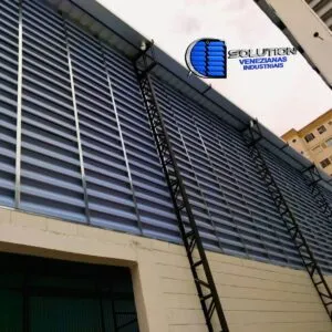 Fachada de galpão alimentício com venezianas Solution em policarbonato branco leitoso translúcido, garantindo iluminação difusa e higiene visual.