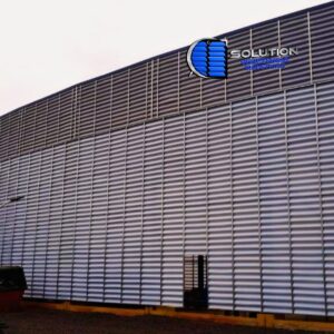 Este material é especialmente indicado para galpões industriais onde a precisão visual é fundamental. Ao filtrar os raios solares, ele impede o ofuscamento dos operadores e o aquecimento excessivo por radiação direta, mantendo o ambiente interno até 5°C mais fresco em comparação a fechamentos metálicos simples. Além disso, o policarbonato possui uma resistência a impactos superior ao vidro e ao PVC, garantindo longevidade ao sistema de fechamento.