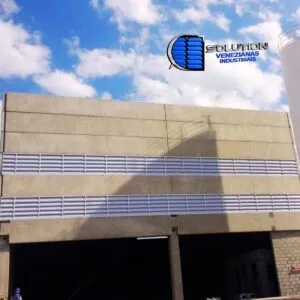 Impacto Operacional:Redução de Custos: Diminuição de até 80% no uso de refletores e luminárias em turnos diurnos.Conforto Passivo: A ventilação por convecção natural (efeito chaminé/cruzada) reduz a carga térmica, diminuindo o uso de sistemas de climatização mecânica.Sustentabilidade: Baixo índice de manutenção e longa vida útil com proteção UV.