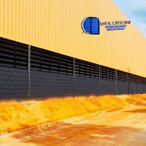 O sistema Solution em aço com pintura eletrostática a pó (epóxi) oferece alta resistência mecânica e proteção galvânica superior. O acabamento preto fosco minimiza reflexos solares externos e integra-se a projetos arquitetônicos contemporâneos. Ideal para fechamentos que exigem baixa manutenção, resistência a intempéries e ventilação natural por convecção, mantendo a integridade estética da fachada por longos períodos.