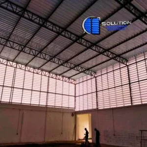 Análise de Desempenho:Iluminação: Através do uso de aletas em Policarbonato ou PVC translúcido, alcançamos uma distribuição luminosa uniforme, eliminando o "efeito caverna" e reduzindo o consumo de KWh em iluminação artificial em até 70% durante o dia.Termodinâmica: O design das aletas Solution favorece a ventilação por efeito Venturi e convecção natural, promovendo trocas de ar constantes que dissipam o calor gerado por máquinas e processos industriais.Especificações de Sustentabilidade:Material: Opções em Policarbonato 100% reciclável.Vida Útil: Alta durabilidade com baixa manutenção, evitando o descarte precoce de materiais.Certificações: Auxilia na obtenção de créditos para certificações ambientais (como LEED ou AQUA).