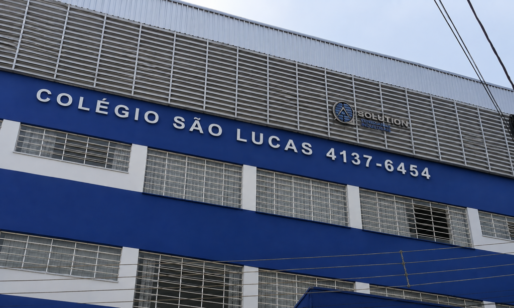 Veneziana Industrial Ar Renovado instalada em galpão industrial, promovendo ventilação natural, renovação do ar e conforto térmico no ambiente.