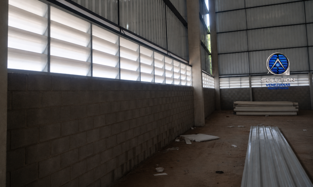 Veneziana Industrial Em Seu Projeto Eficiência que Se Percebe no Dia a Dia Veneziana Industrial em projeto de galpão moderno, proporcionando ventilação eficiente, conforto térmico e acabamento funcional para ambientes industriais.