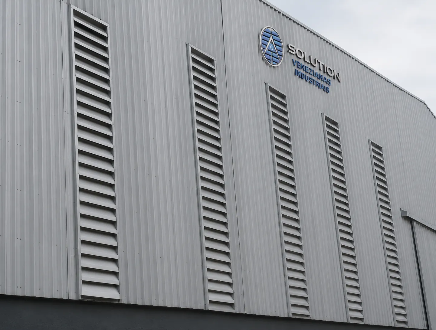 Veneziana Industrial em seu projeto instalada em galpão moderno, oferecendo ventilação natural, conforto térmico e acabamento funcional para ambientes industriais.
