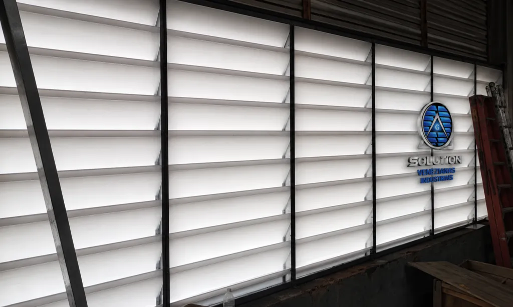 Veneziana Industrial Para Iluminação Natural Veneziana Industrial Para Iluminação Natural instalada em galpão industrial, proporcionando entrada de luz natural, ventilação eficiente e redução no consumo de energia.