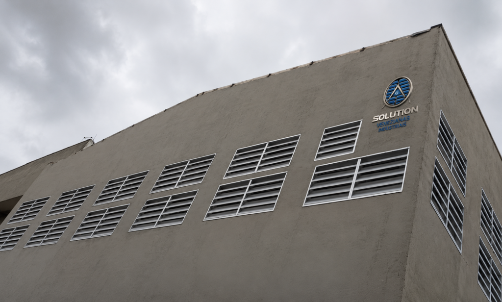 Veneziana Industrial Ar Mais Fresco instalada em galpão industrial, proporcionando ventilação contínua, conforto térmico e melhor circulação de ar no ambiente.