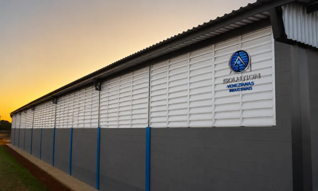 Veneziana Industrial instalada em fachada de galpão, unindo estilo e funcionalidade com ventilação natural, design moderno e eficiência para ambientes industriais.