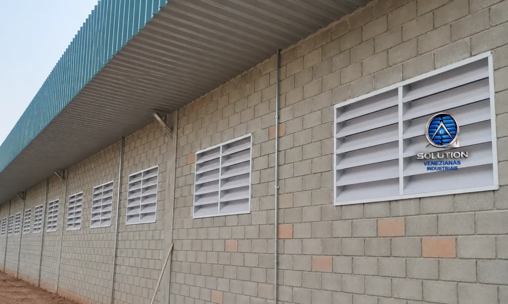 Veneziana Industrial instalada em fachada de galpão, combinando estilo moderno, ventilação eficiente e funcionalidade para ambientes industriais e comerciais.