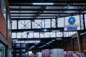 Lanternim de Telhado Industrial instalado em estrutura industrial para otimizar a ventilação natural e reduzir o calor.