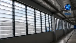 Lanternim Industrial Na Sua Obra instalado em cobertura metálica de galpão, proporcionando ventilação natural e conforto térmico.