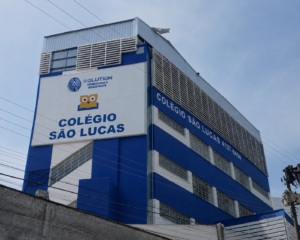 Lanternim Iluminação Solution instalado na cobertura de um galpão industrial, proporcionando iluminação natural e ventilação eficiente.