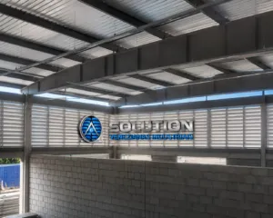 Lanternim Arquitetura Industrial aplicado em cobertura metálica para melhorar a ventilação e o desempenho térmico da edificação.