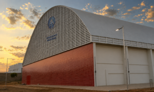 Lanternim Iluminação Solution aplicado em telhado industrial, proporcionando iluminação natural e conforto térmico.