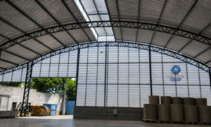 Lanternim Industrial Na Sua Obra instalado em galpão industrial, proporcionando ventilação natural e melhor desempenho térmico.
