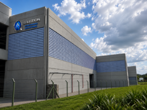 Fachada Galpão Industrial com venezianas metálicas instaladas para melhorar a ventilação e o conforto térmico.