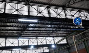 Lanternim Iluminação Solution instalado em cobertura metálica industrial para melhorar a entrada de luz natural.