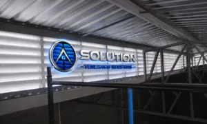Lanternim de Telhado Industrial instalado em cobertura metálica, proporcionando ventilação natural e redução do calor interno.