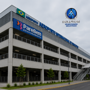 Lanternim Mais Conforto Térmico aplicado em telhado metálico de galpão industrial para ventilação contínua.