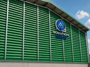 Venezianas Industriais para Ginásio instaladas na fachada de uma quadra coberta, favorecendo a renovação constante do ar.