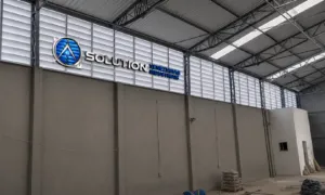 Venezianas Industriais Alta Performance instaladas em galpão industrial, proporcionando ventilação natural e alto desempenho térmico.