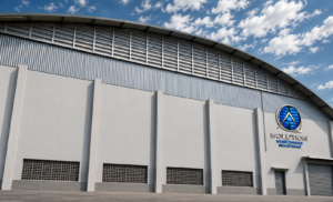 Venezianas Industriais Alta Performance instaladas em estrutura metálica para ventilação natural de ambiente industrial.