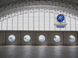 Venezianas Industriais Alta Performance instaladas em galpão de grande porte para ventilação eficiente e conforto térmico.