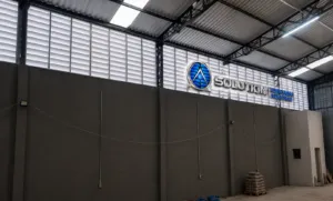 Venezianas Industriais Alta Performance aplicadas em fachada industrial para melhorar a circulação do ar e o conforto térmico.