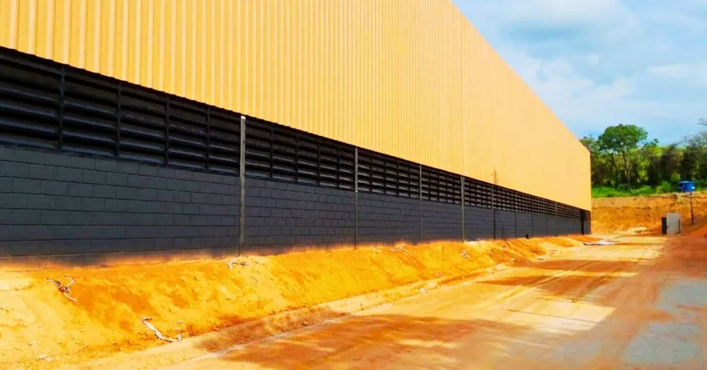 A Consultoria Técnica da Solution Venezianas Industriais oferece suporte especializado para o desenvolvimento de projetos de ventilação natural e iluminação natural em ambientes industriais. Nossa equipe auxilia engenheiros, arquitetos, construtoras e empresas na escolha da melhor solução em venezianas industriais, considerando as características da edificação, a necessidade de renovação do ar, o conforto térmico e a eficiência energética. Desenvolvemos projetos personalizados para galpões industriais, fábricas, centros logísticos, armazéns, ginásios e fachadas industriais, garantindo soluções de alto desempenho e excelente custo-benefício.