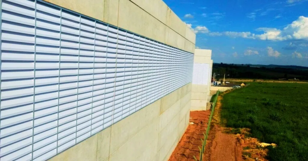 A Fabricação de Venezianas Industriais da Solution Venezianas Industriais é realizada com tecnologia, precisão e rigoroso controle de qualidade para atender projetos de todos os portes. Produzimos venezianas industriais sob medida para galpões industriais, fábricas, centros logísticos, armazéns, ginásios esportivos e fachadas industriais, utilizando materiais de alta resistência e excelente durabilidade. Nossas soluções são desenvolvidas para proporcionar ventilação natural, iluminação natural, conforto térmico e maior eficiência energética, atendendo às necessidades de engenheiros, arquitetos, construtoras e indústrias em todo o Brasil.