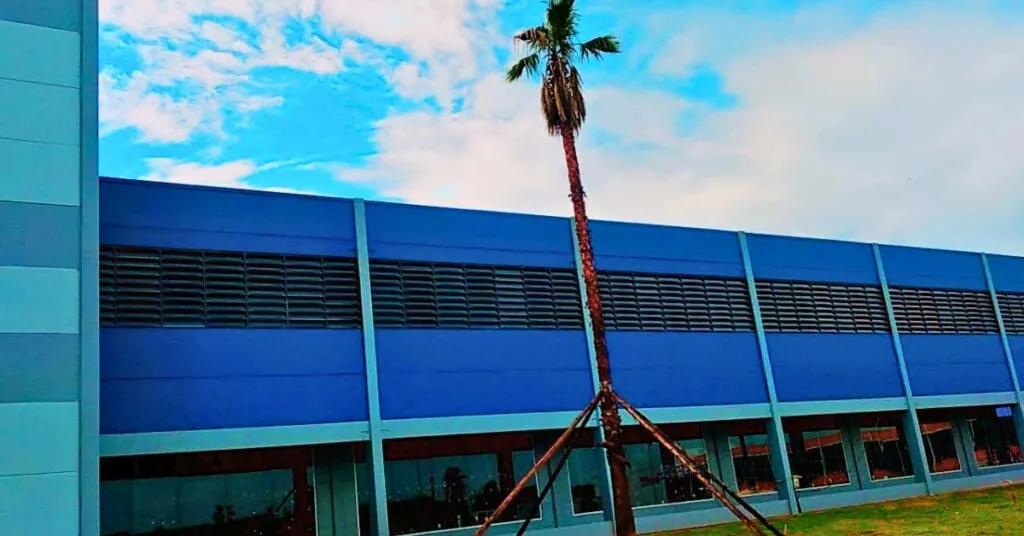 A Instalação Especializada da Solution Venezianas Industriais garante a montagem correta de venezianas industriais, assegurando máxima eficiência em ventilação natural, iluminação natural e conforto térmico. Nossa equipe técnica é qualificada para instalar sistemas em galpões industriais, fábricas, centros logísticos, armazéns, ginásios e fachadas industriais, seguindo rigorosos padrões de qualidade, segurança e desempenho. Realizamos instalações em todo o Brasil, oferecendo soluções sob medida para cada projeto.