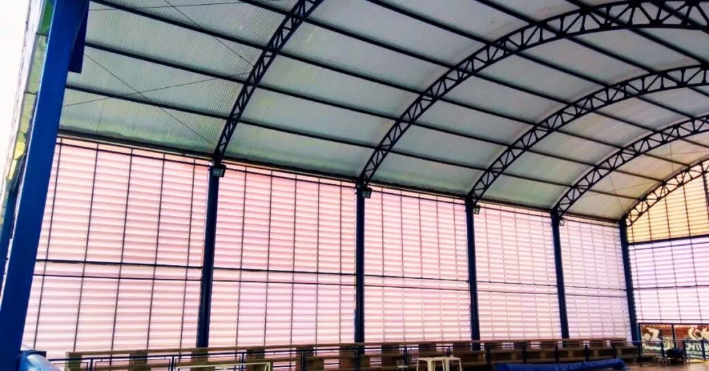 O Projeto de Ventilação Natural da Solution Venezianas Industriais é desenvolvido para melhorar a circulação de ar, reduzir a temperatura interna e aumentar o conforto térmico em galpões industriais, fábricas, centros logísticos, armazéns e grandes empreendimentos. Utilizando venezianas industriais e soluções sob medida, nossos projetos promovem a renovação contínua do ar, o aproveitamento da iluminação natural e a redução do consumo de energia. Cada projeto é elaborado de acordo com as características da obra, garantindo eficiência, durabilidade e excelente desempenho.