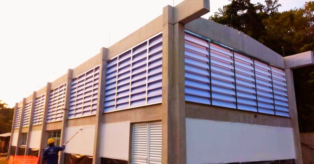 Página Sobre Nós da Solution Venezianas Industriais apresentando a história da empresa, sua experiência na fabricação de venezianas industriais e soluções para ventilação e iluminação natural.