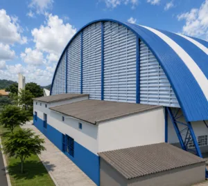 Veneziana industrial em policarbonato instalada em galpão industrial, proporcionando ventilação natural, iluminação natural, resistência, conforto térmico e eficiência para ambientes industriais.