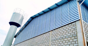 Veneziana Industrial Solution instalada em galpão industrial, oferecendo ventilação natural, iluminação natural, conforto térmico e alta durabilidade para ambientes industriais.